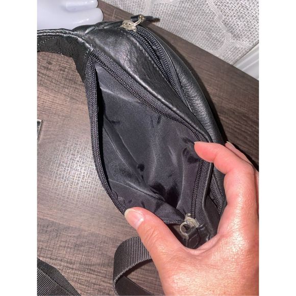 FOSSIL vintage black leather fanny pack waist bag RARE - Picture 9 of 16